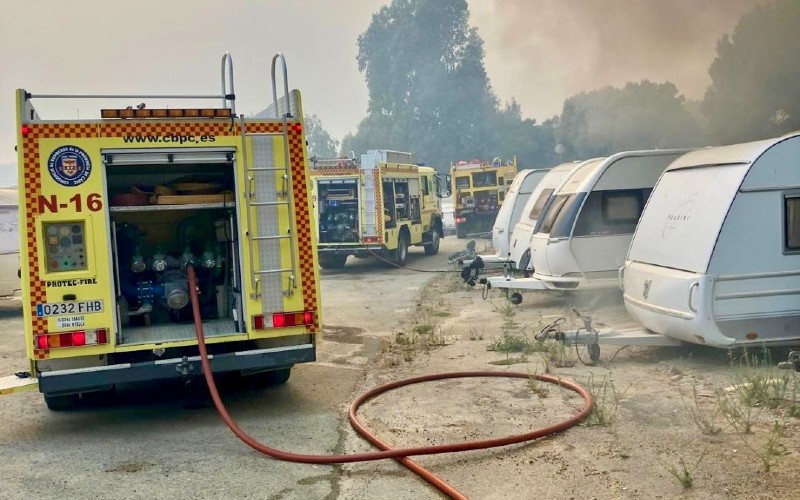 Grote bosbrand bij Tarifa leidt tot massale evacuatie van camping en hotels