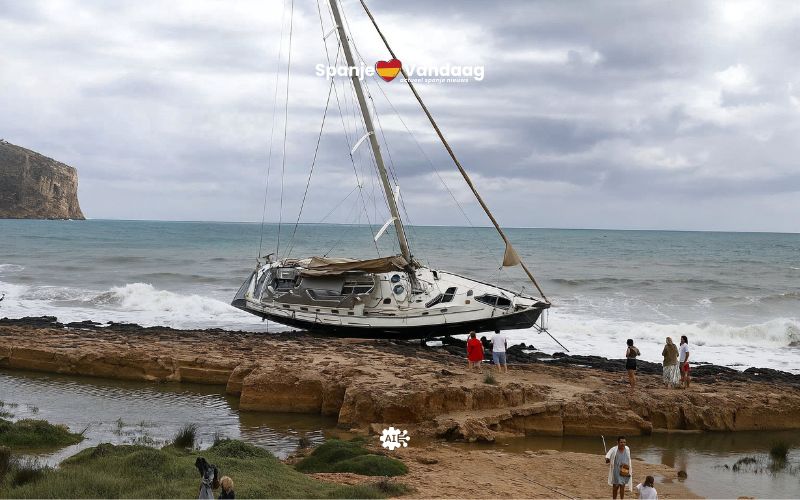 Gemeente Jávea verwijdert schadelijke stoffen uit vastgelopen zeilboot met duister verleden