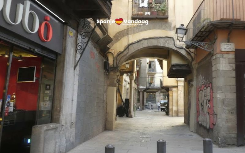 De kortste straat van Barcelona is slechts vier meter lang en heeft een anijs geschiedenis