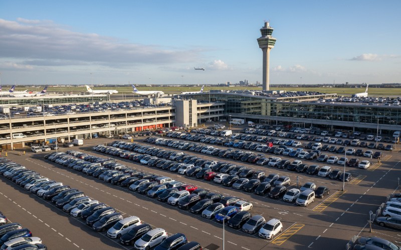 Vlieg voordelig naar Spanje: bespaar met goedkoop parkeren bij Schiphol