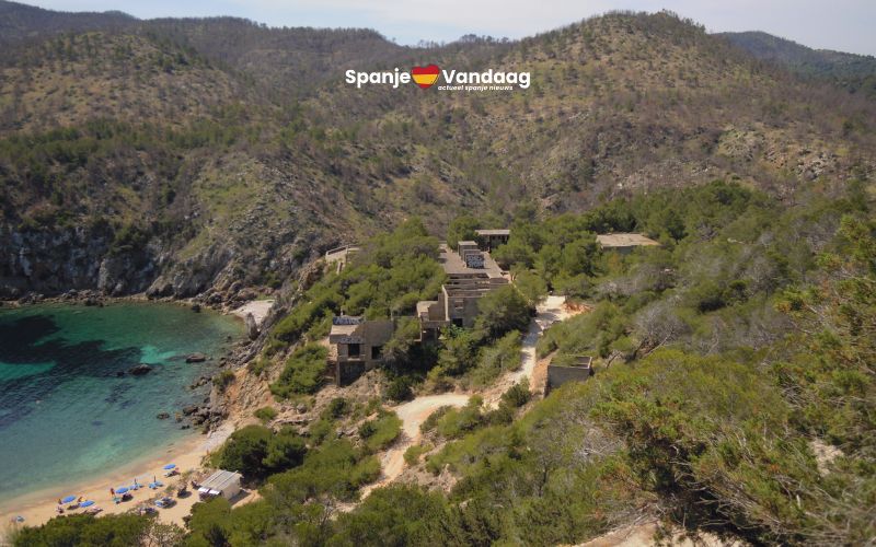 Na 50 jaar verdwijnt eindelijk het spookcomplex bij Cala d’en Serra op Ibiza