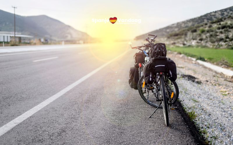 Fietsers in Spanje mogen op steeds meer wegen niet meer op de vluchtstrook rijden