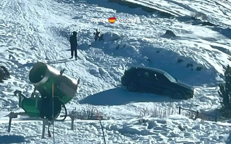 Toeristen volgen GPS en belanden met auto midden op skipiste in Andorra