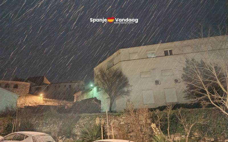 Verrassende sneeuwval in het binnenland van de provincie Tarragona en sneeuwvlokken aan de Costa Dorada
