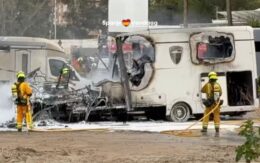 Kampeerauto brandt volledig uit op parkeerplaats bij strand van Dénia