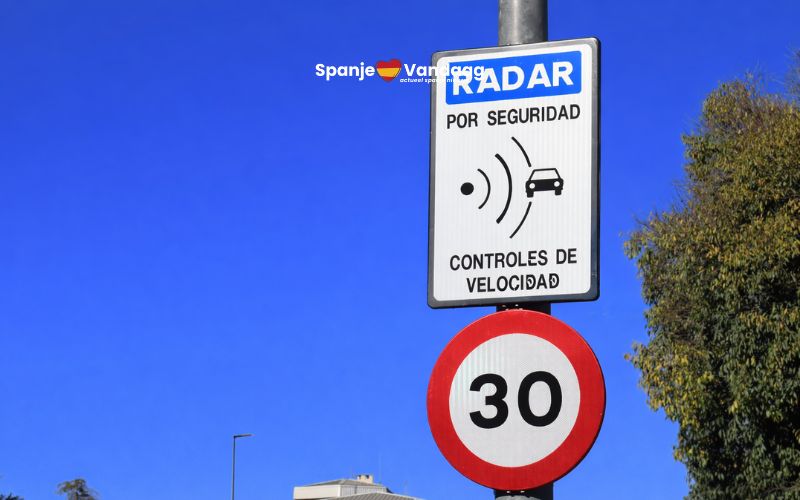 Bij welke snelheid bekeurt een flitskast in een 30 km/u-zone in Spanje?