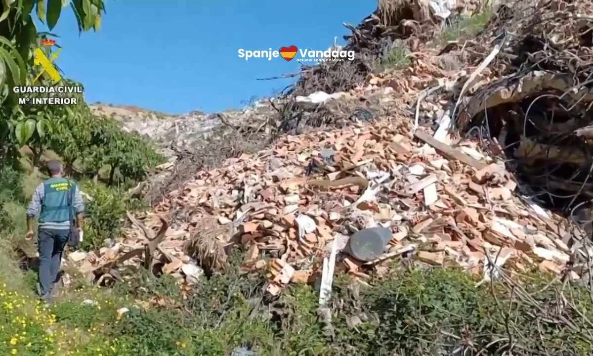 Enorme puinberg in de Axarquía-streek in Málaga blijft groeien en zorgt voor toenemende onrust
