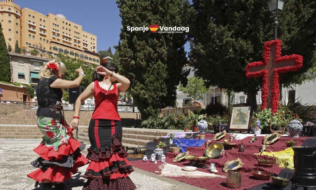 Granada kleurt weer rood en groen tijdens het feest van de kruizen