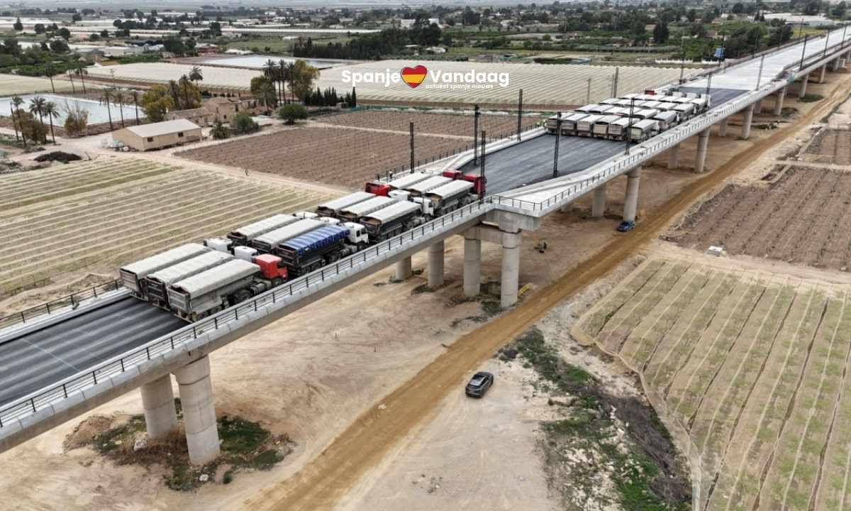 Zware vrachtwagens testen nieuw hogesnelheidstrein viaduct in Murcia tot het uiterste