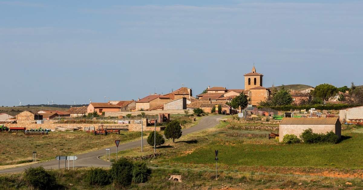 Spaans bergdorp in Castilla y León zoekt gezin en biedt gratis woning met vaste baan