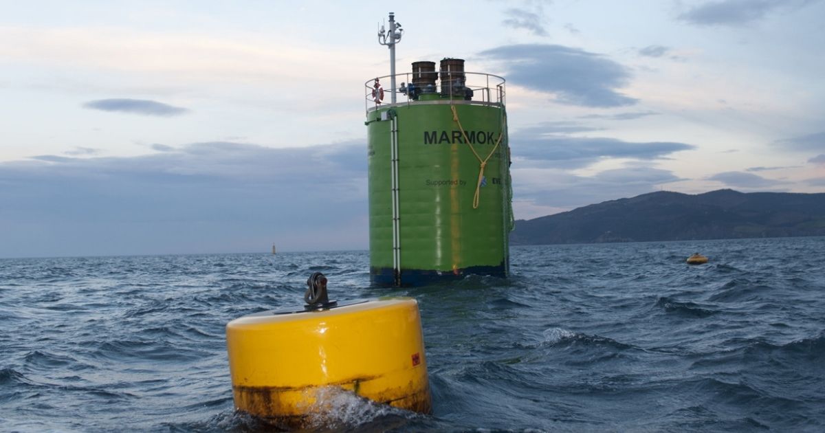 Spaanse boei zo groot als een flatgebouw zet golven van de Cantabrische Zee om in stroom