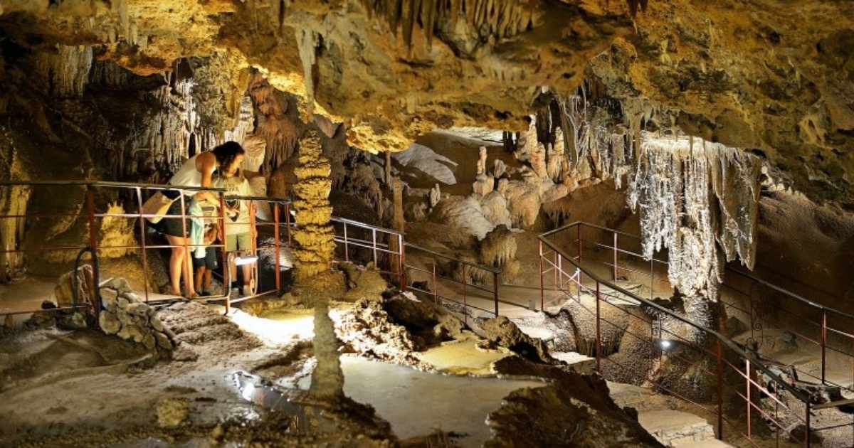 Acht spectaculaire grotten in Spanje die je gewoon te voet ontdekt
