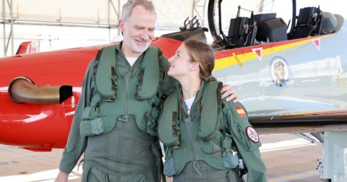 Koning Felipe en prinses Leonor samen de lucht in tijdens instructievlucht in Murcia