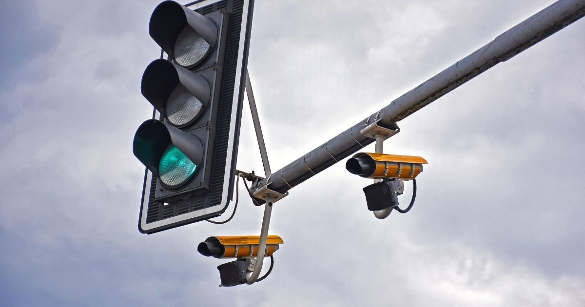 Nieuwe slimme radar in Spanje bekeurt acht overtredingen tegelijk: van bellen tot door rood rijden