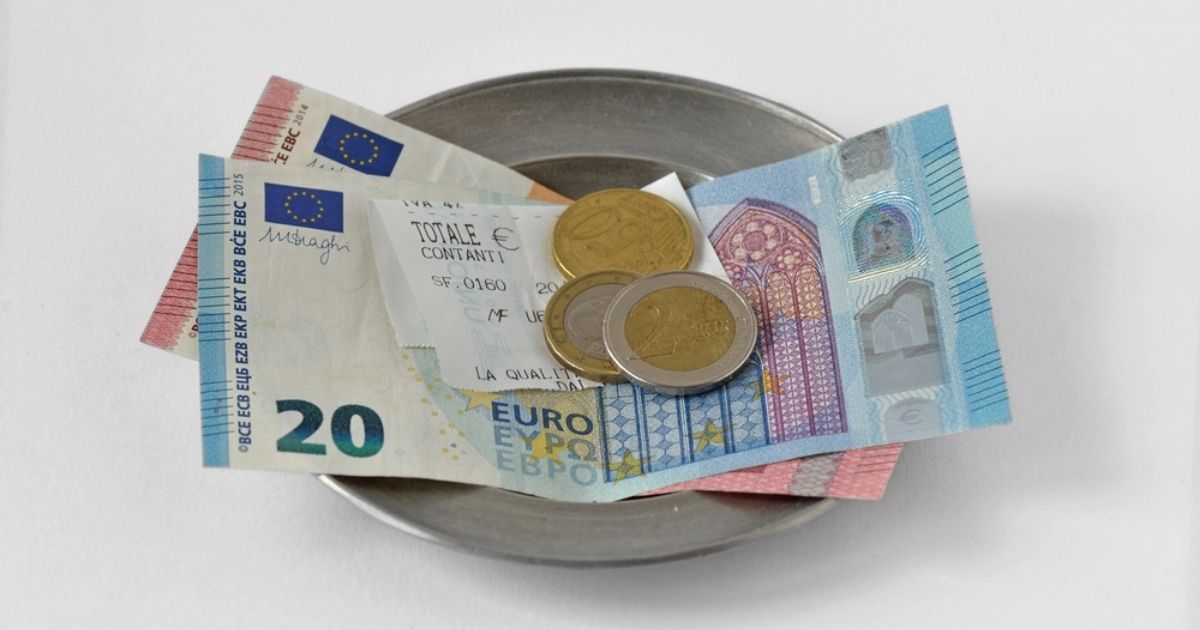 Fooi geven in Spanje: hoeveel hoort het en kan het ook digitaal?