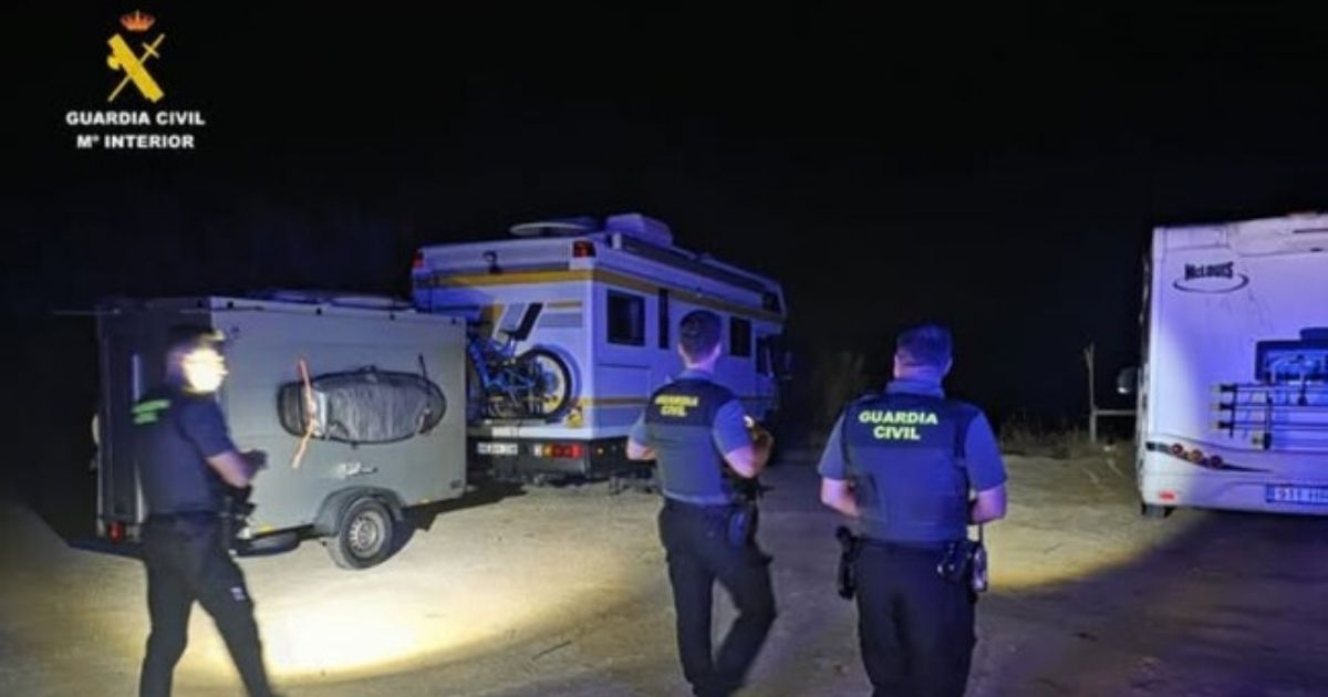 Politie zet 78 campers uit natuurpark bij Tarifa: waarom slapen in je camper tóch fout kan gaan