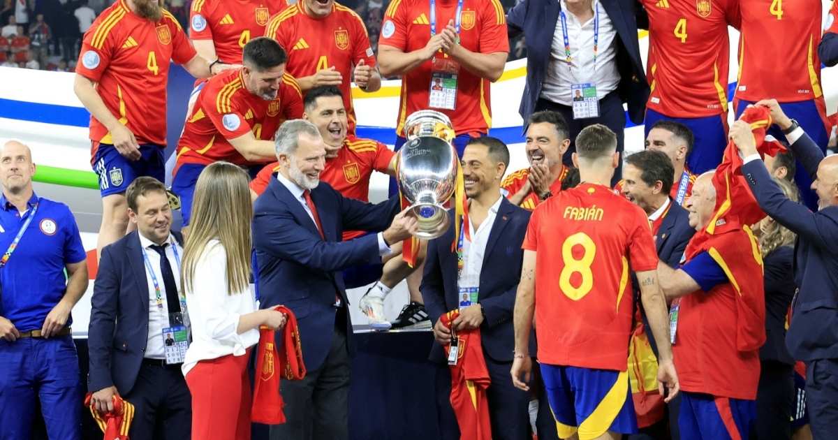 Waarom koning Felipe VI bij wedstrijden van Spanje wél mag juichen