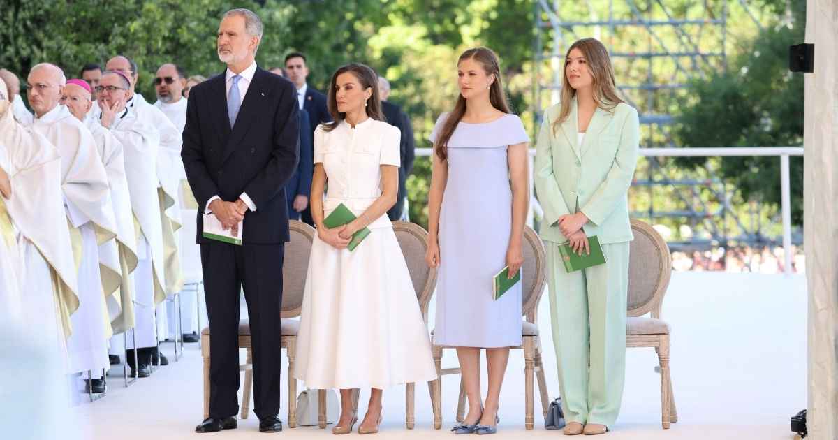 Pausbezoek geeft Spaanse koninklijke familie flinke populariteitsboost