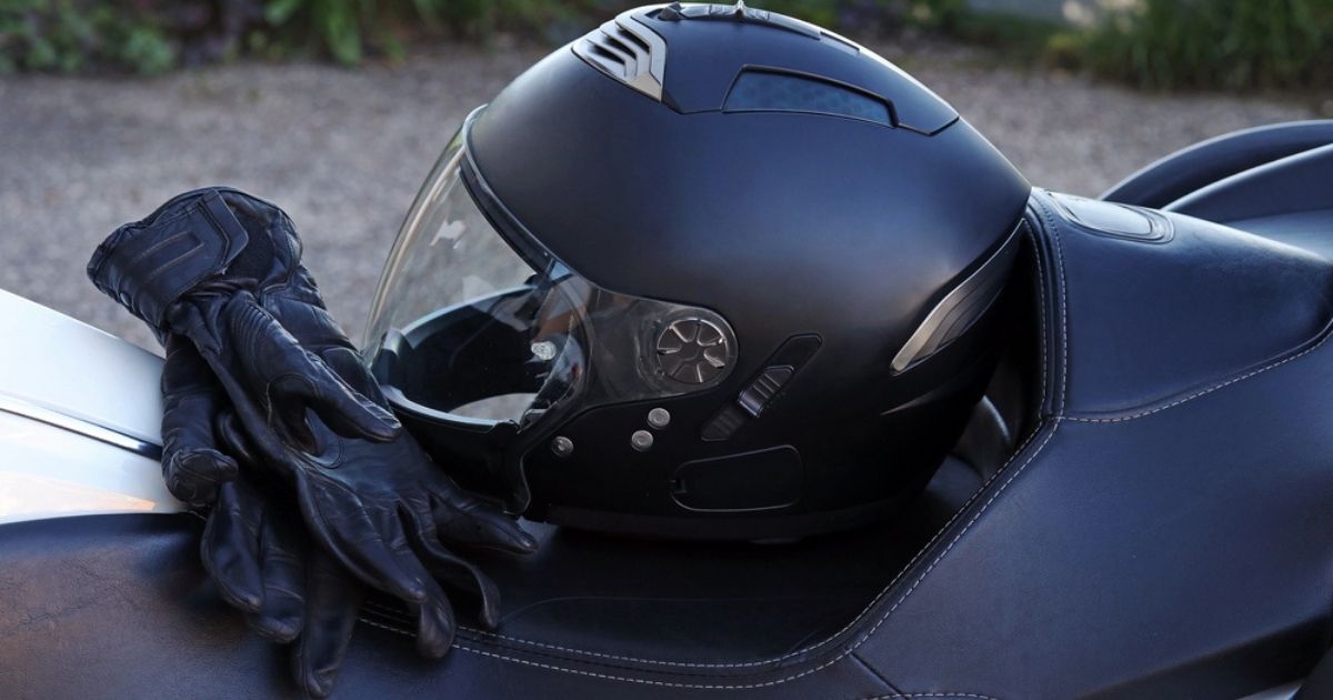Spaanse verkeersdienst verbiedt open motorhelm en verplicht handschoenen: boete tot 200 euro