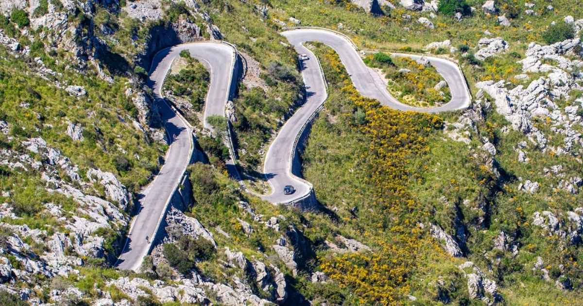 Deze bochtige bergweg in de Spaanse Pyreneeën geldt als een van de mooiste ter wereld