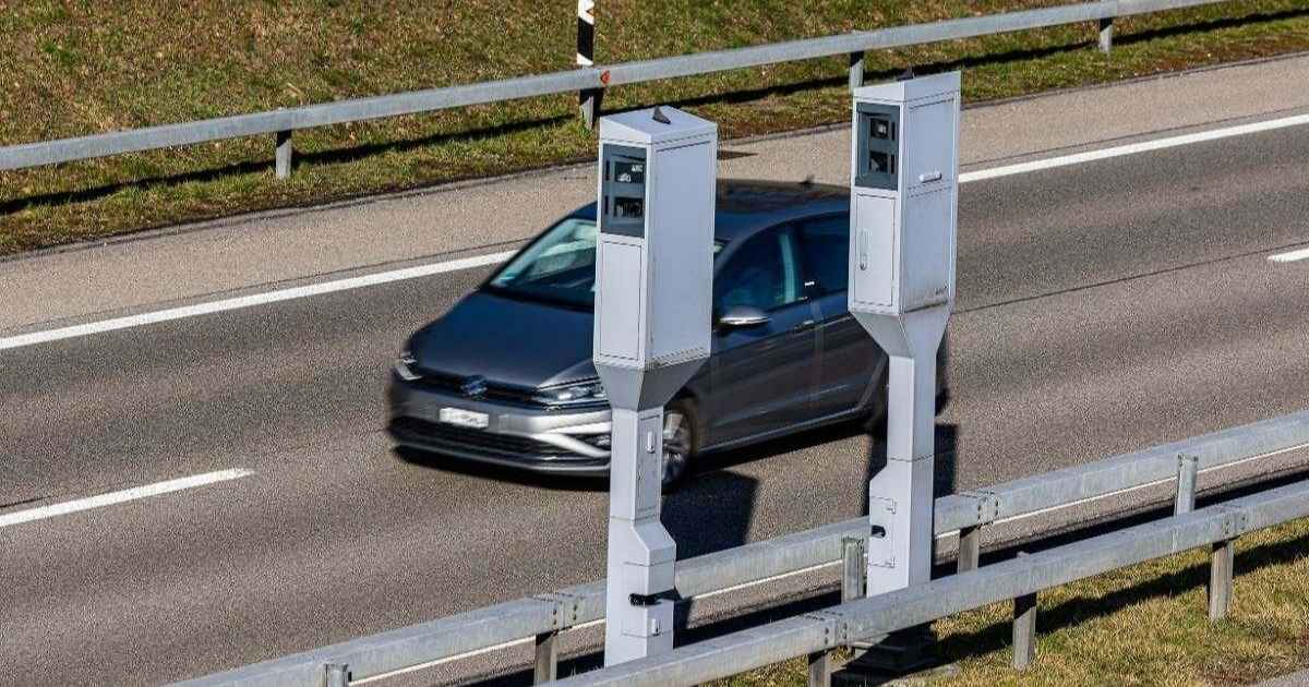 Nieuwe radars in Spanje doorzien de trucs van remmen voor en optrekken na de flitspaal