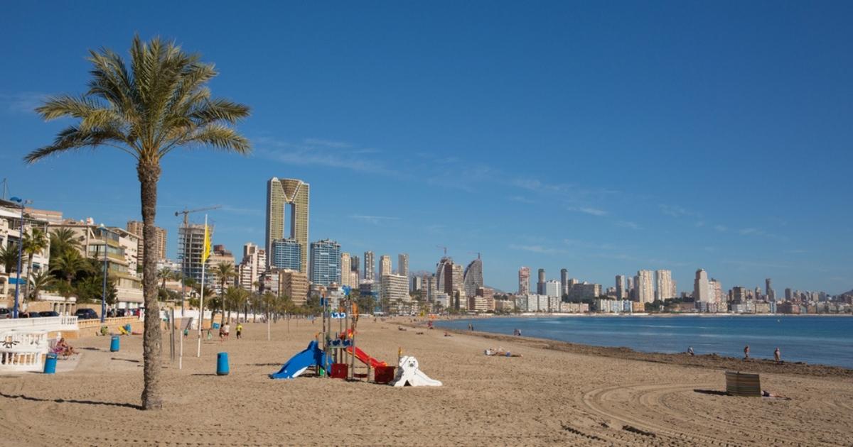 Buitenlandse toerist slaapt en eet tien dagen zonder rekeningen te betalen in Benidorm: politie grijpt in