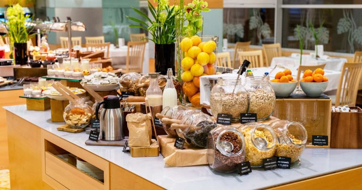 Elke avond uit eten in Spanje: zo voorkom je binge-eten en extra vakantiekilo’s