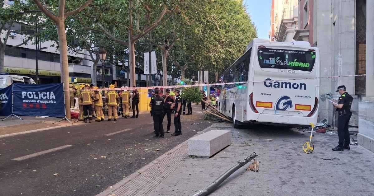 Bus met fruitplukkers knalt in centrum Lleida tegen gebouw: tientallen gewonden