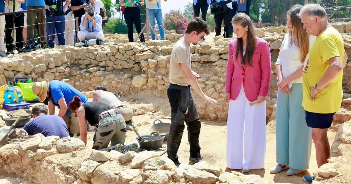 Troonopvolgster Leonor en haar zus Sofía sluiten Catalonië-bezoek af bij Griekse en Romeinse ruïnes van Empúries