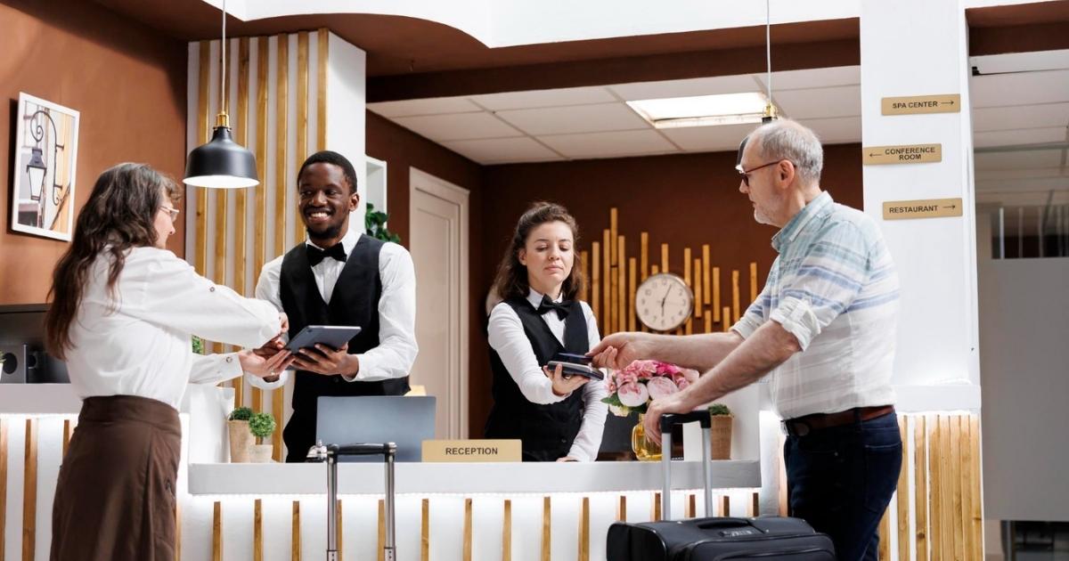 Waarom je steeds later mag inchecken en steeds vroeger je hotelkamer uit moet in Spanje