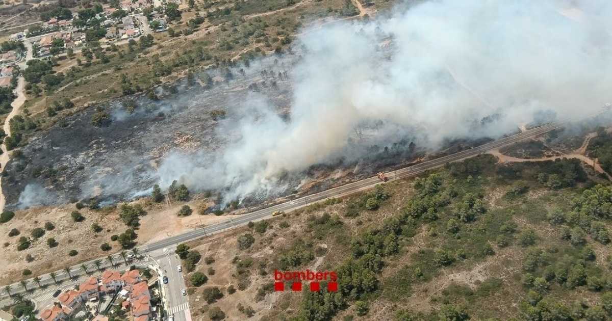 Bosbrand bij Miami Platja aan de Costa Dorada legt A-7 en trein plat, duizenden vakantiegangers moeten binnenblijven