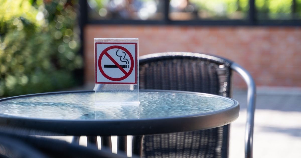 Spaanse horeca fel tegen rookverbod op terrassen