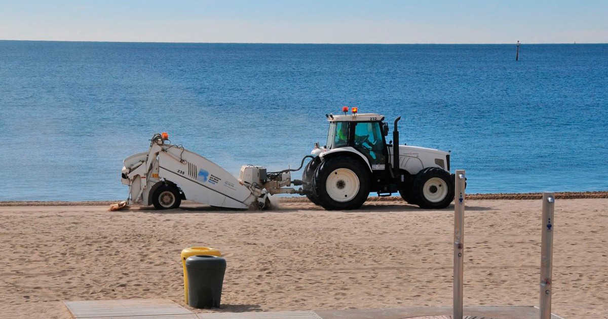 Dakloze man in Tarragona overleden na aanrijding door strandveegmachine