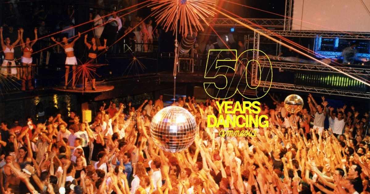 Feestende mensen onder discobal