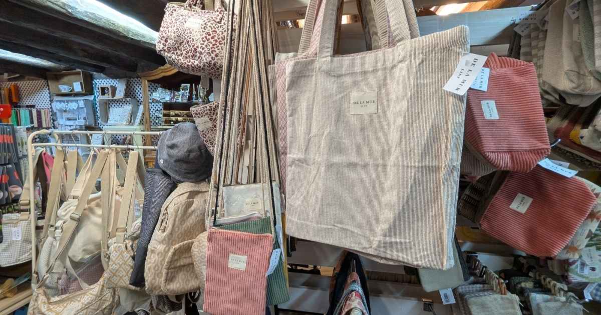 Diverse stoffen tassen in winkel