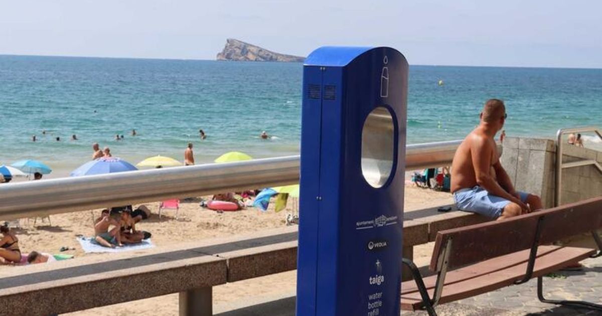 Benidorm plaatst nieuwe fontein met gekoeld drinkwater op strand Levante