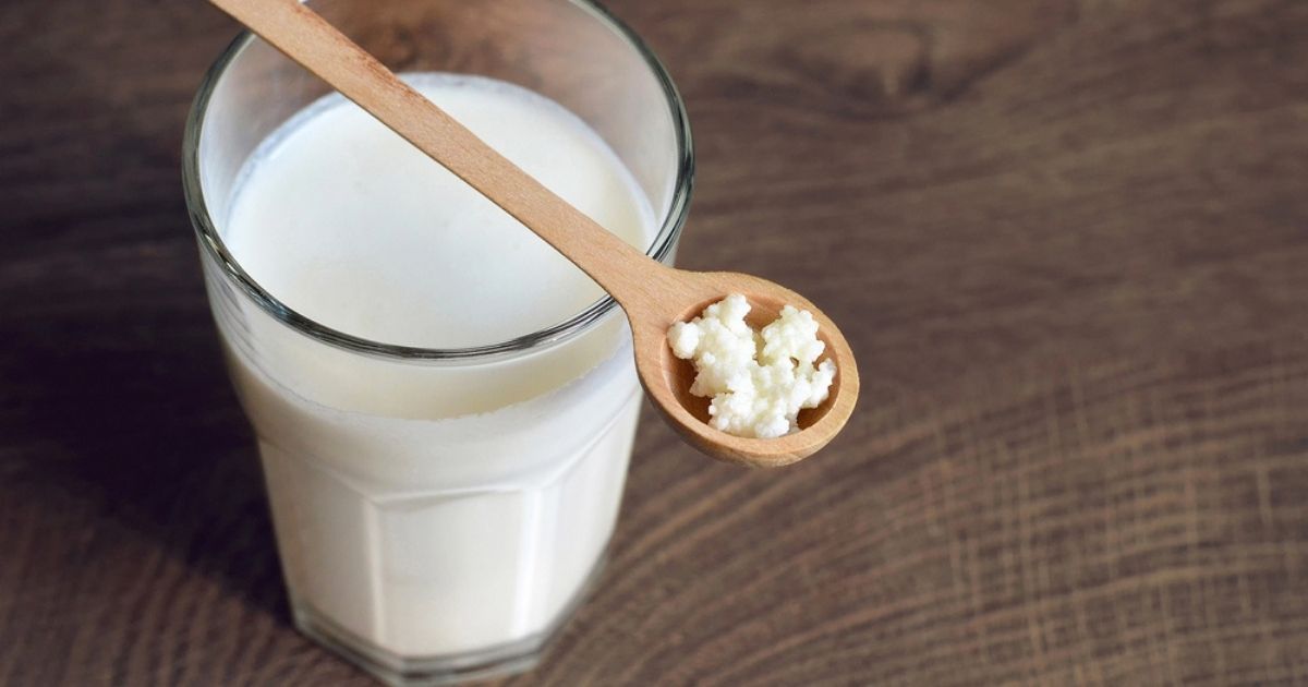 Waarom half Spanje verslingerd is aan kefir 4 Kefir in glas met lepel