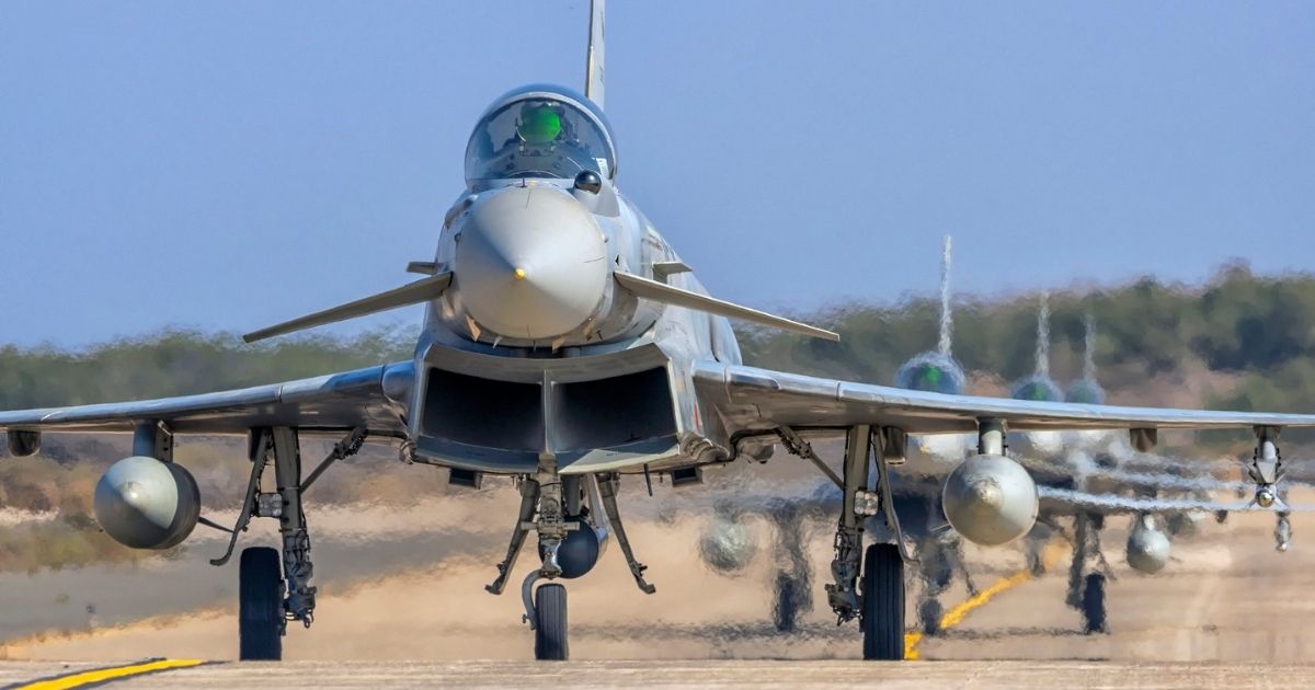 Eurofighter Typhoon straaljager op de startbaan, frontaal gezien, met meerdere toestellen op de achtergrond