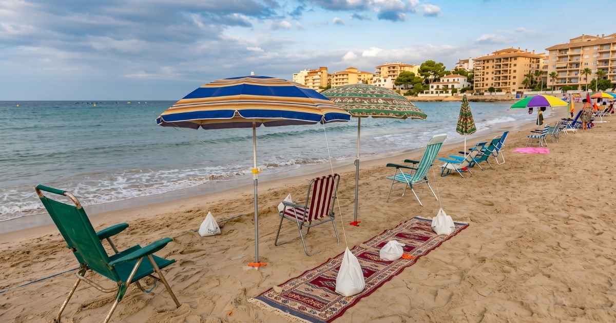 De parasolrace van Torrevieja is terug: strandgangers staan al voor zonsopgang op de Playa del Cura