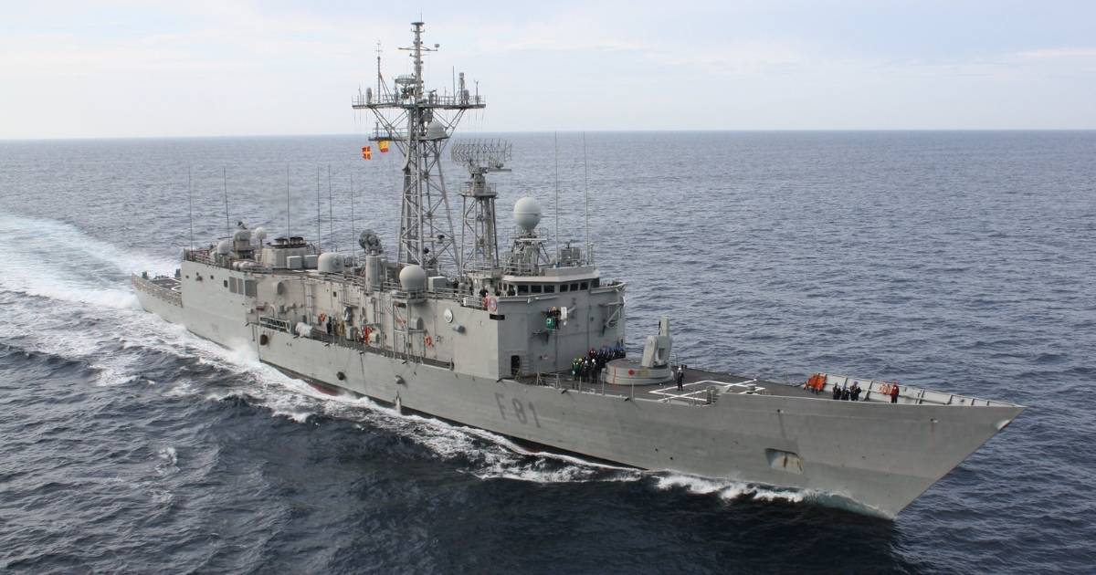 Spaans marinefregat F81 vaart op open zee met de Spaanse vlag in de mast