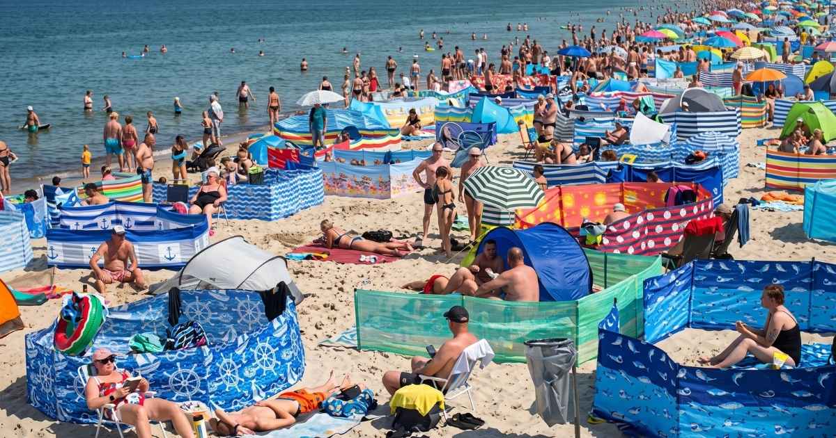 Deze buitenlandse strandtrend zet stukjes zand af met linten en paaltjes: mag dat ook in Spanje?