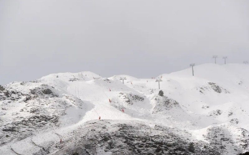 De eerste sneeuwval deze herfst bedekt de bergen en skipistes van de Pyreneeën en Sierra Nevada