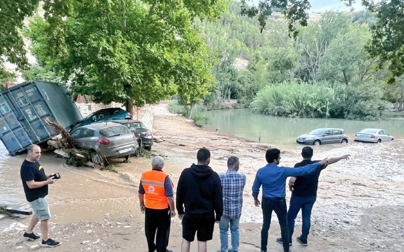 Auto's belanden in kolkende riviermassa in een toeristisch dorp dat verrast werd door stortbuien