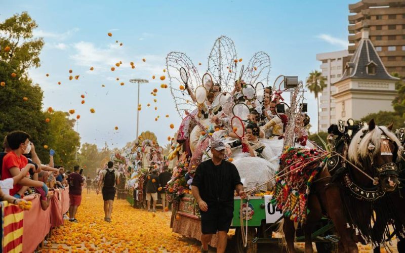 Valencia is oranje gekleurd tijdens traditioneel bloemengevecht