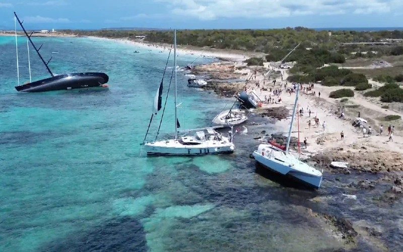 Zeilboten op de kust geslagen tijdens de storm bij Formentera