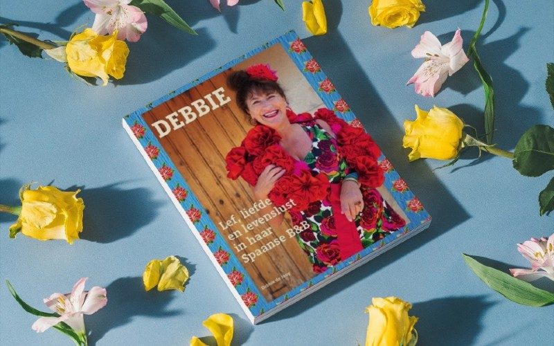 NIEUW BOEK: Debbie. Lef, liefde en levenslust in haar Spaanse B&B
