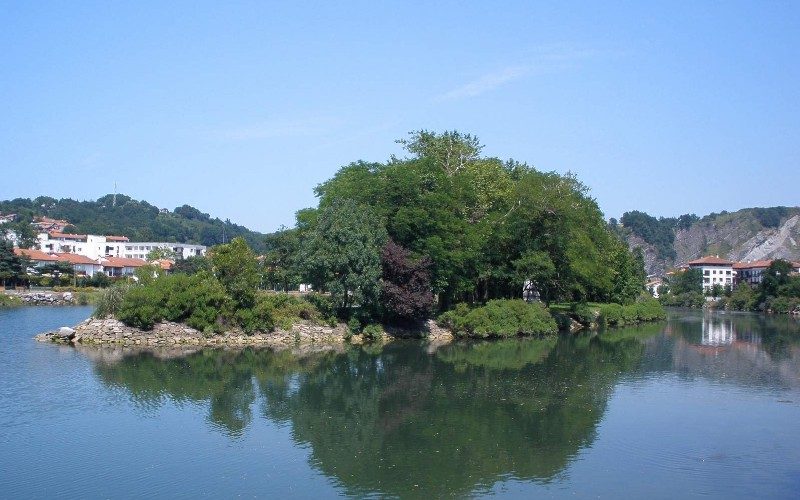 Dit eiland in Baskenland is elke zes maanden om de beurt van Spanje en dan van Frankrijk