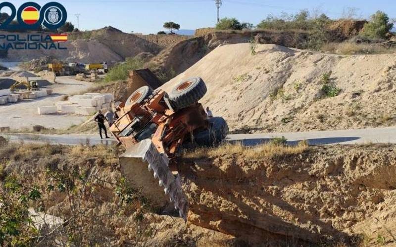 Dronken Duitse toerist steelt en crasht graafmachine op een bouwterrein op Mallorca