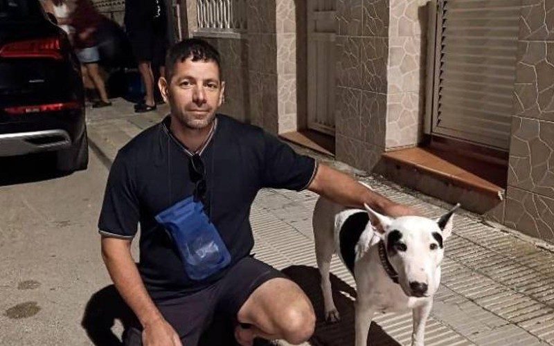 Visser redt hond uit zee aan de Costa Dorada