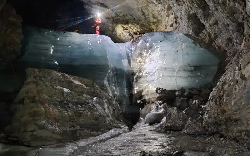 Onderzoekers ontdekken 30 meter dikke ijslaag in grotten in het natuurpark Ordesa